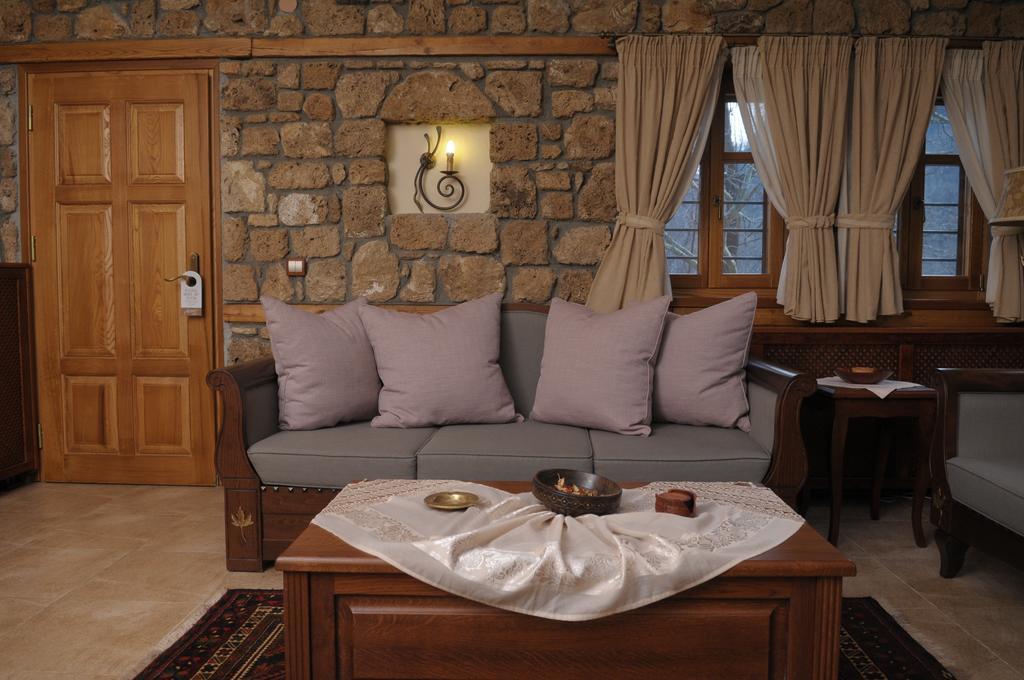 Roes Suites Като-Лутраки Экстерьер фото