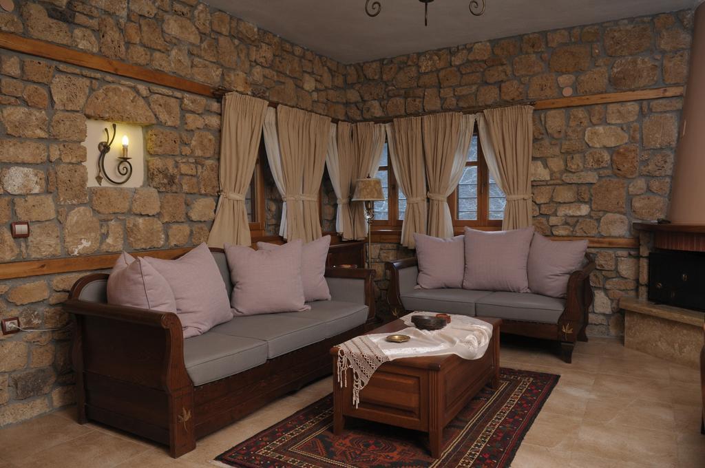 Roes Suites Като-Лутраки Экстерьер фото