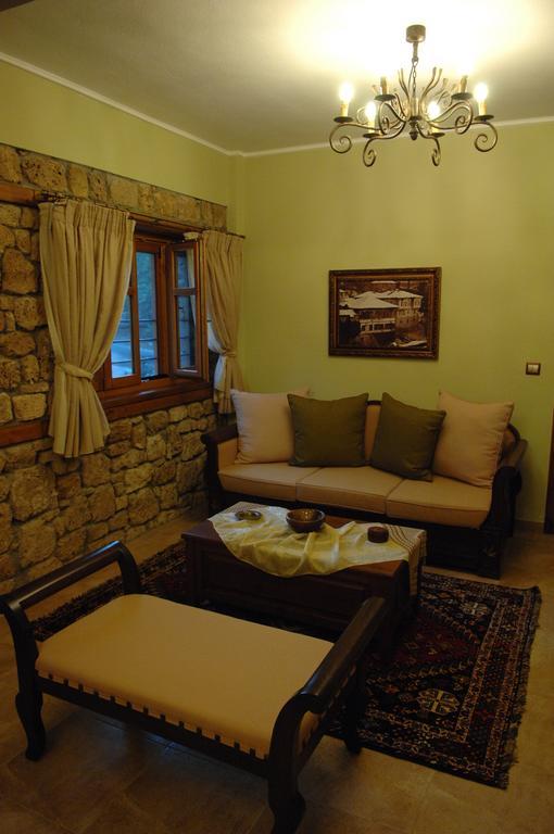 Roes Suites Като-Лутраки Экстерьер фото