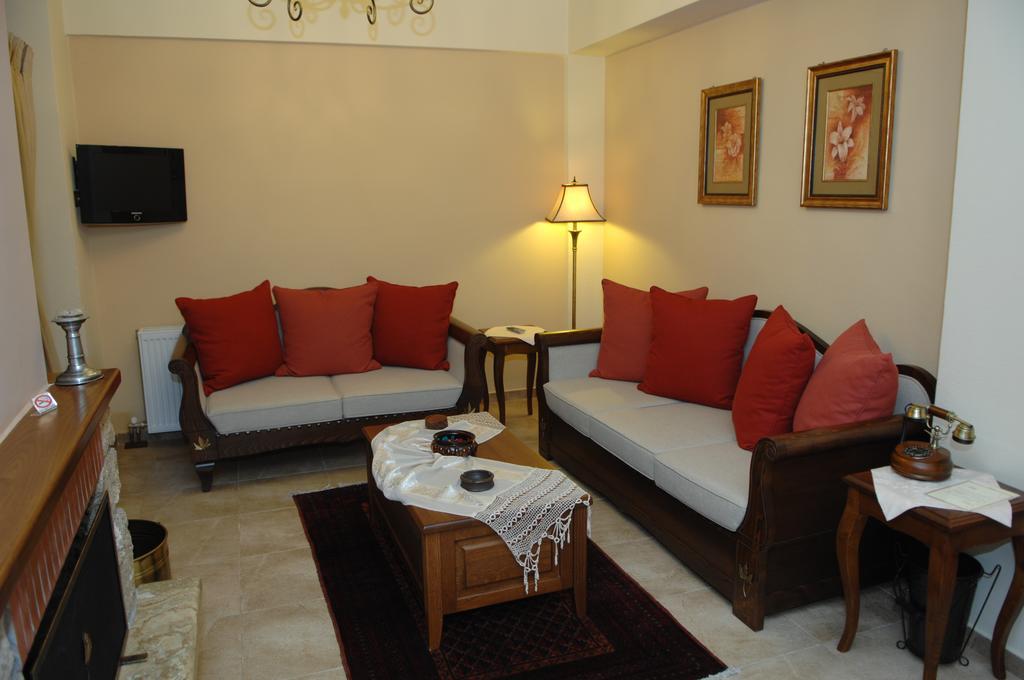 Roes Suites Като-Лутраки Экстерьер фото