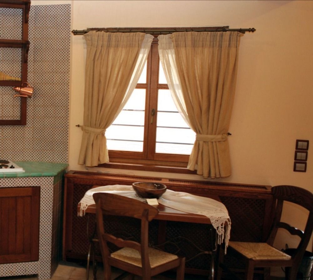 Roes Suites Като-Лутраки Экстерьер фото