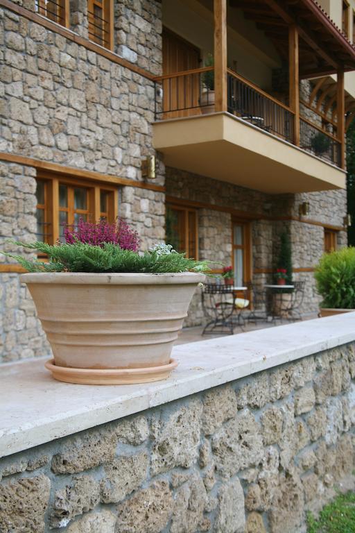 Roes Suites Като-Лутраки Экстерьер фото
