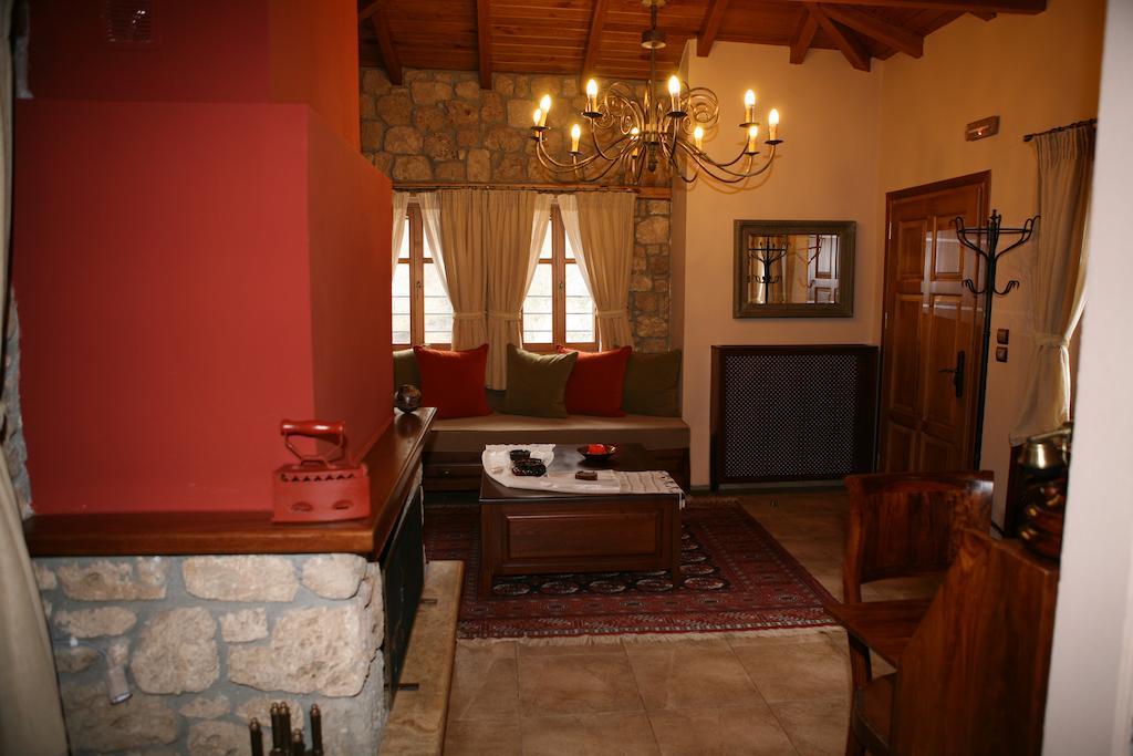 Roes Suites Като-Лутраки Экстерьер фото