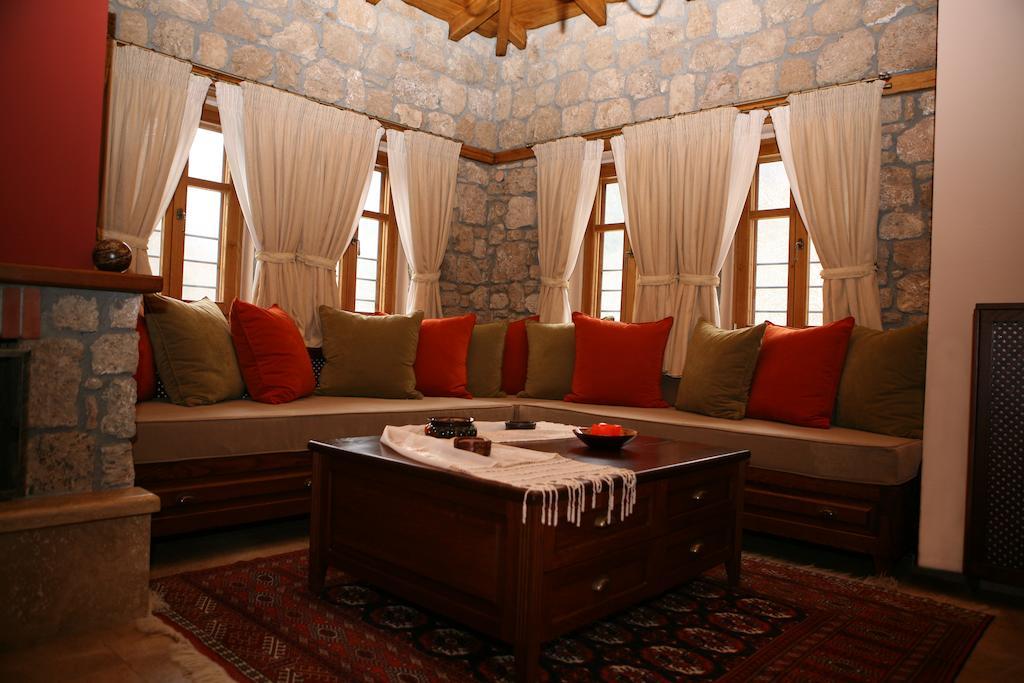 Roes Suites Като-Лутраки Экстерьер фото