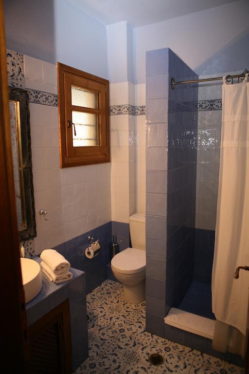 Roes Suites Като-Лутраки Экстерьер фото