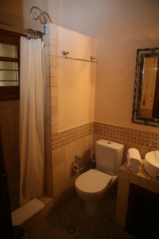 Roes Suites Като-Лутраки Экстерьер фото