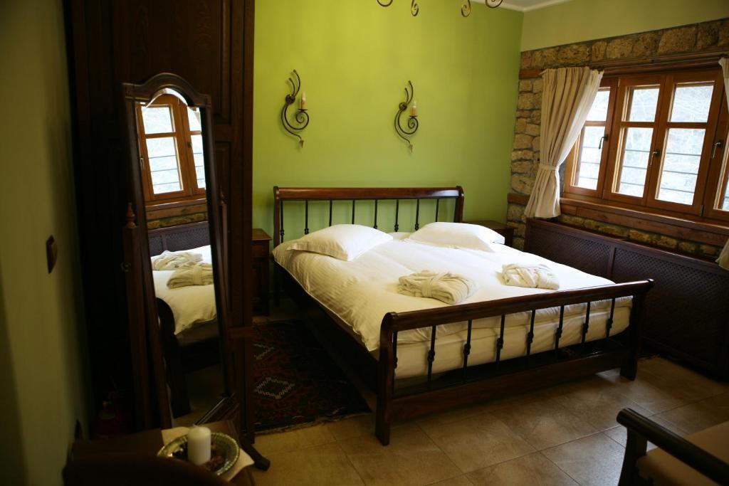 Roes Suites Като-Лутраки Экстерьер фото
