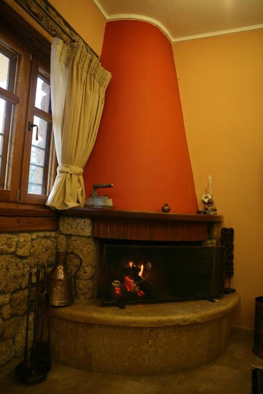 Roes Suites Като-Лутраки Экстерьер фото